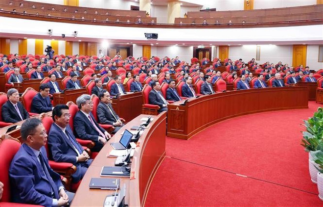 Delegados en el evento. (Fuente: VNA) vna-potal-be-mac-hoi-nghi-lan-thu-muoi-hai-ban-chap-hanh-trung-uong-dang-khoa-xiii-8158244.jpg
