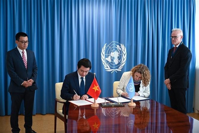El viceministro de Relaciones Exteriores de Vietnam Le Anh Tuan y Candice Welsch, directora de Análisis de Políticas y Asuntos Públicos de la Oficina de las Naciones Unidas contra la Droga y el Delito (UNODC), firmaron un Acuerdo de País Anfitrión (HCA). (Fuente: VNA) vna-potal-viet-nam-tang-cuong-vai-tro-tai-vien-thong-qua-hop-tac-voi-lien-hop-quoc-8157480.jpg