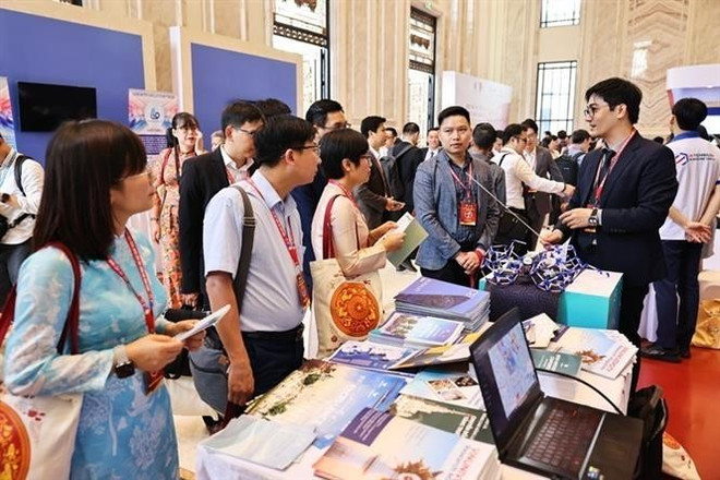 Pabellones de investigación de las delegaciones asistentes al VI Foro Global de Jóvenes Intelectuales Vietnamitas 2025. (Foto: VNA) vna-potal-le-khai-mac-dien-dan-tri-thuc-tre-viet-nam-toan-cau-lan-thu-vi-nam-2025-8157872.jpg