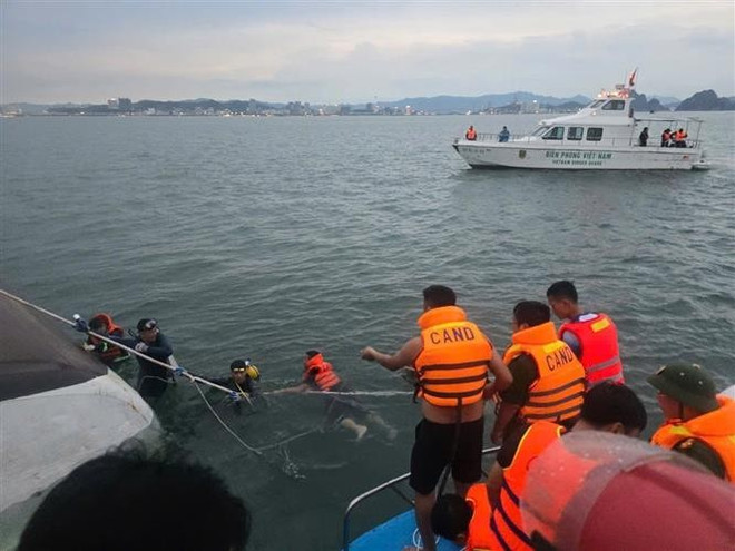 Fuerzas competentes realizan tareas de búsqueda y rescate. (Fuente: VNA) vna-potal-thong-tin-ban-dau-vu-dam-tau-du-lich-tren-vinh-ha-long-8158649.jpg
