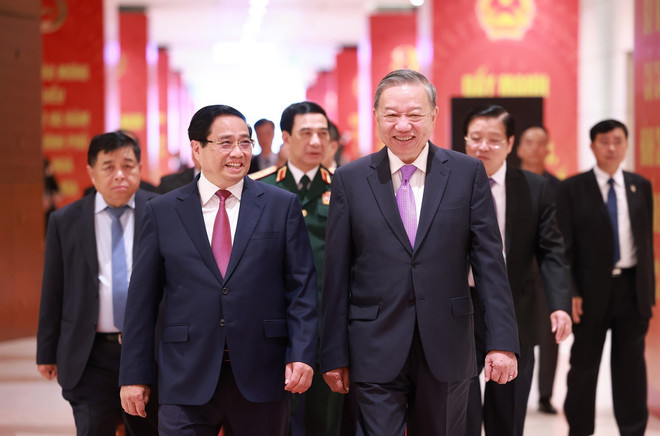 El primer ministro Pham Minh Chinh da la bienvenida al secretario general del Partido Comunista de Vietnam, To Lam, a una solemne ceremonia para conmemorar el 80.º aniversario de la fundación del Gobierno de la República Socialista de Vietnam. (Fuente: VNA) vna-potal-tong-bi-thu-to-lam-du-le-ky-niem-80-nam-thanh-lap-chinh-phu-8222226.jpg