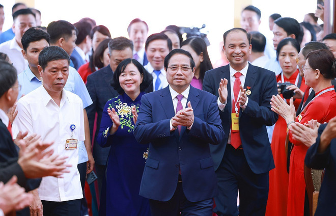 El primer ministro vietnamita, Pham Minh Chinh, y delegados. (Fuente: VNA) vna-potal-thu-tuong-du-dai-hoi-dang-bo-phuong-tay-ho-lan-thu-i-8197922.jpg