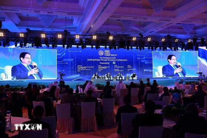 El primer ministro de Vietnam, Pham Minh Chinh, habla en el evento. (Fuente: VNA) thu-tuong-pham-minh-chinh-tham-du-phien-thao-luan-luoi-thong-minh-ket-noi-thong-qua-hop-tac-tu-chu-ai-8058866.jpg