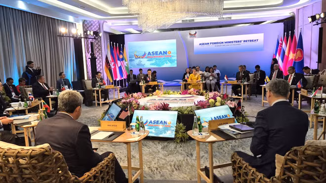 vna-potal-bo-truong-ngoai-giao-le-hoai-trung-du-hoi-nghi-hep-bo-truong-ngoai-giao-asean-tai-philippines-8557548.jpg