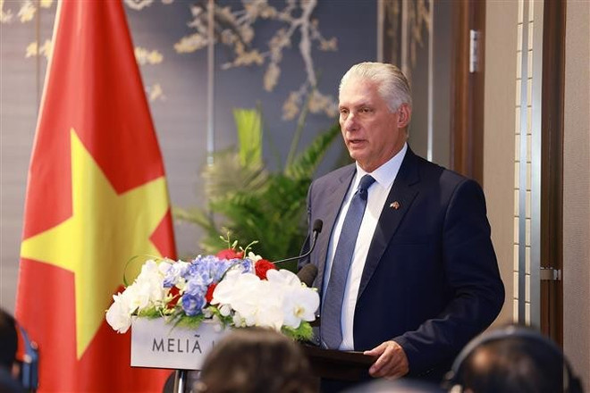 El primer secretario del Comité Central del Partido Comunista de Cuba y presidente de la República, Miguel Díaz-Canel Bermúdez, habla en el evento. (Fuente: VNA) vna-potal-thu-tuong-va-bi-thu-thu-nhat-chu-tich-nuoc-cuba-gap-go-doanh-nghiep-hai-nuoc-8252230.jpg