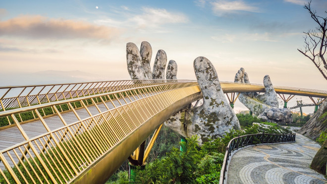 El puente dorado en la ciudad vietnamita de Da Nang. (Fuente: Vietjetair.com) hinh-anh-1.jpg