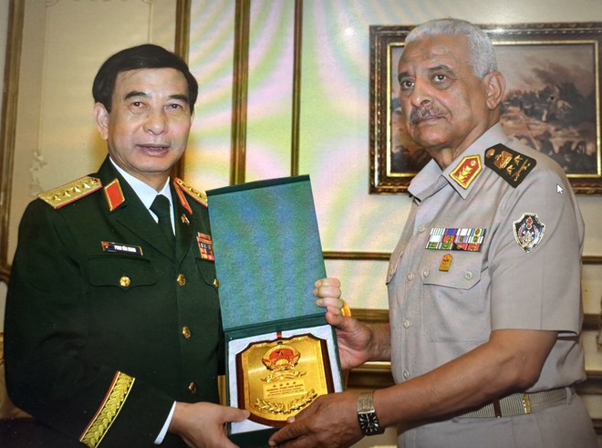 El ministro de Defensa de Vietnam, general Phan Van Giang, y su homólogo egipcio, general Abdel Mageed Saqr, firmaron una Carta de Intención para promover la cooperación en la materia. (Fuente: VNA) vna-potal-viet-nam-va-ai-cap-thuc-day-hop-tac-quoc-phong-075651718-8190317.jpg