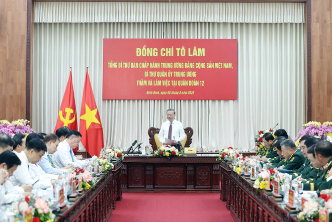 El secretario general del Partido Comunista de Vietnam, To Lam, habla en el evento. (Fuente: VNA) vna-potal-tong-bi-thu-to-lam-tham-va-lam-viec-tai-quan-doan-12-8190886.jpg