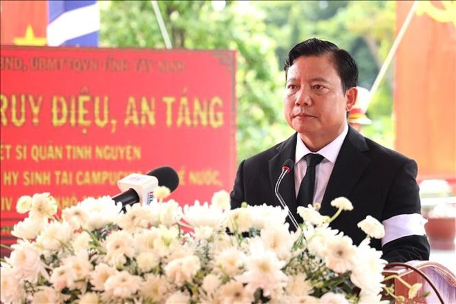 El vicepresidente del Comité Popular de Tay Ninh, Pham Tan Hoa, habla en el evento. (Fuente: VNA) vna-potal-tay-ninh-truy-dieu-an-tang-156-hai-cot-liet-si-hy-sinh-tai-campuchia-stand-1.jpg