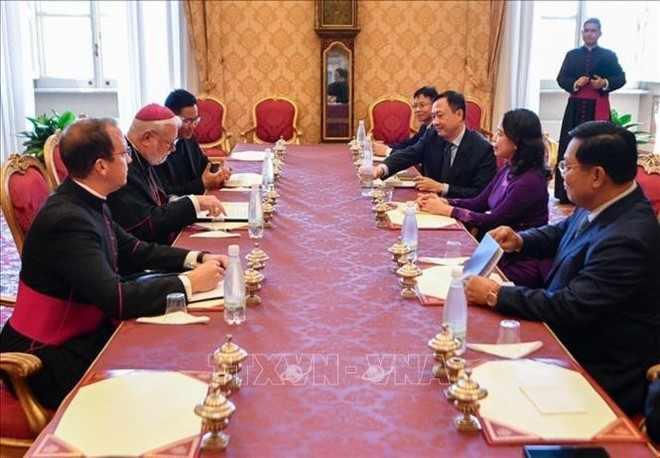 La vicepresidenta de Vietnam, Vo Thi Anh Xuan, y el Papa León XIV. (Fuente: VNA) vna-potal-tiem-nang-phat-trien-quan-he-viet-nam-vatican-stand-1.jpg