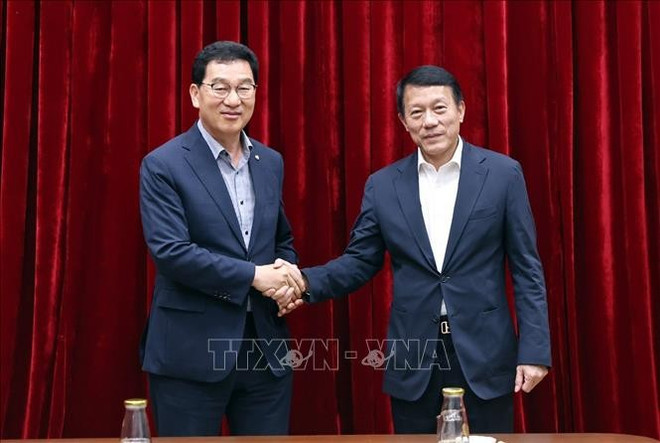 El general Luong Tam Quang, ministro de Seguridad Pública de Vietnam, recibe a Shin Jung Hoon, jefe de la Comisión de Administración Pública y Seguridad de la Asamblea Nacional de Corea del Sur. (Fuente: VNA) luong-tam-quan.jpg