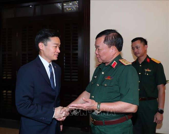 El teniente general Hoang Xuan Chien, miembro del Comité Central del Partido Comunista de Vietnam y viceministro de Defensa Nacional (derecha), recibe a John Noh, subsecretario adjunto de Defensa de los Estados Unidos. (Fuente: VNA) quoc-phong-viet-nam-hoa-ky-852025a2.jpg