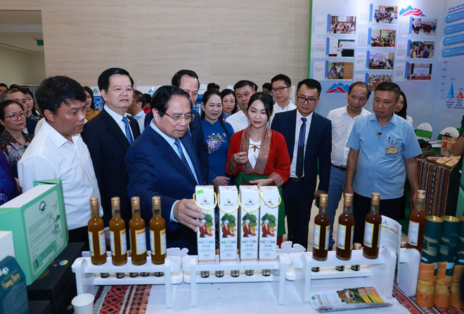 El primer ministro Pham Minh Chinh visita la exposición de productos ocop de zonas de minorías étnicas. (Foto:VNA) vna-potal-thu-tuong-du-tong-ket-chuong-trinh-muc-tieu-quoc-gia-phat-trien-kinh-te-xa-hoi-vung-dong-bao-dan-toc-thieu-so-8207245.jpg