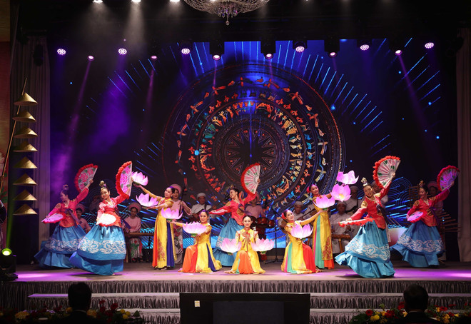 Una de las actuaciones artísticas en el evento. (Fuente: VNA) vna-potal-tong-bi-thu-du-le-ra-mat-tong-lanh-su-quan-viet-nam-tai-busan-han-quoc-8207612.jpg