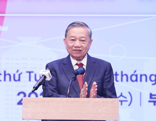 El secretario general del Partido Comunista de Vietnam, To Lam, en el evento. (Fuente: VNA) vna-potal-tong-bi-thu-du-le-ra-mat-tong-lanh-su-quan-viet-nam-tai-busan-han-quoc-8207546.jpg