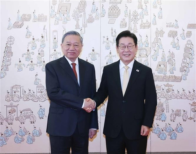 El secretario general del Partido Comunista de Vietnam, To Lam, y el presidente surcoreano, Lee Jae Myung. (Foto: VNA) vna-potal-le-don-tong-bi-thu-to-lam-va-phu-nhan-tham-cap-nha-nuoc-han-quoc-8202539.jpg