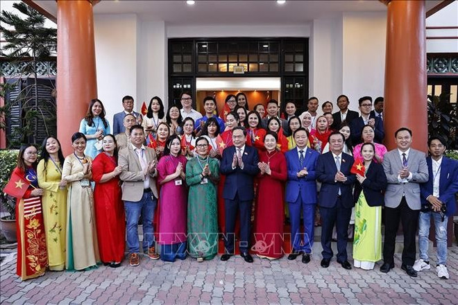 El presidente de la Asamblea Nacional, Tran Thanh Man, y su esposa se reúnen con la comunidad vietnamita en Malasia. (Fuente: VNA) tran-thanh-man-1.jpg