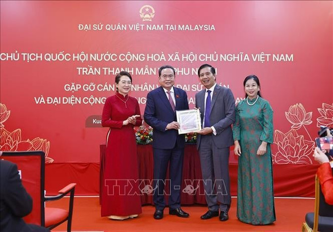 El presidente de la Asamblea Nacional, Tran Thanh Man, y su esposa entregan obsequios al embajador vietnamita en Malasia, Dinh Ngoc Linh, y a su esposa. (Fuente: VNA) tran-thanh-man-2.jpg