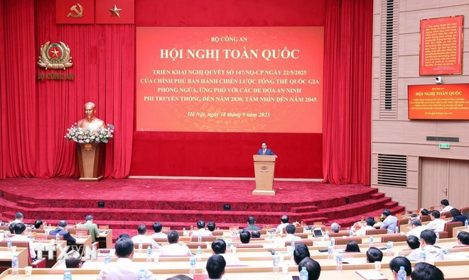Panorama de la reunión. (Fuente: VNA) 1809-thu-tuong-nghi-quyet-147-an-ninh-phi-truyen-thong-7.jpg