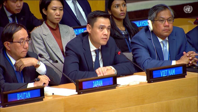 El embajador Dang Hoang Giang, representante permanente de Vietnam ante la ONU, habla en el evento. (Fuente: VNA) vna-potal-dai-le-vesak-lhq-de-cao-triet-ly-cua-duc-phat-ve-hoa-binh-hoa-hop-va-bao-dung-8034854.jpg