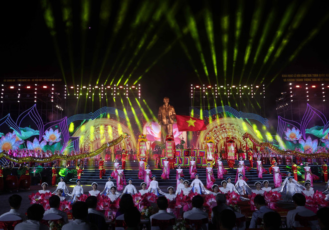 En la apertura del Festival Nacional de la Aldea de Loto 2025. (Fuente: VNA) vna-potal-tong-bi-thu-to-lam-du-khai-mac-le-hoi-lang-sen-8034721.jpg