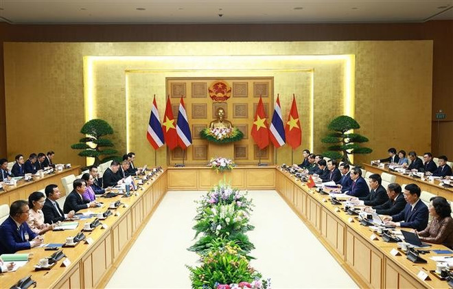 Panorama de la reunión. (Fuente: VNA) vna-potal-hai-thu-tuong-viet-nam-va-thai-lan-dong-chu-tri-ky-hop-lan-thu-tu-noi-cac-chung-viet-nam-thai-lan-8035444.jpg