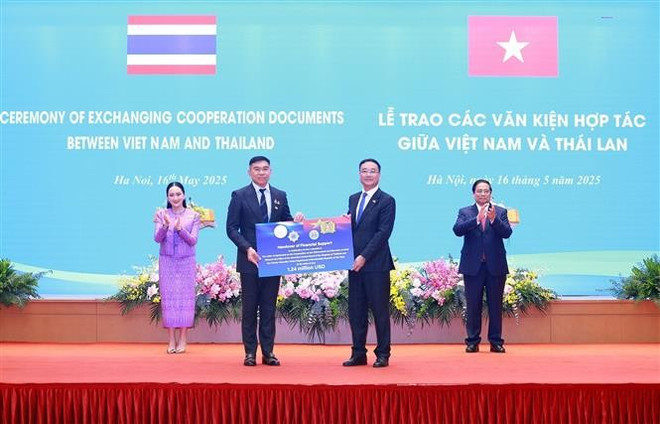 vna-potal-hai-thu-tuong-viet-nam-va-thai-lan-chung-kien-le-trao-cac-van-kien-hop-tac-8035819.jpg