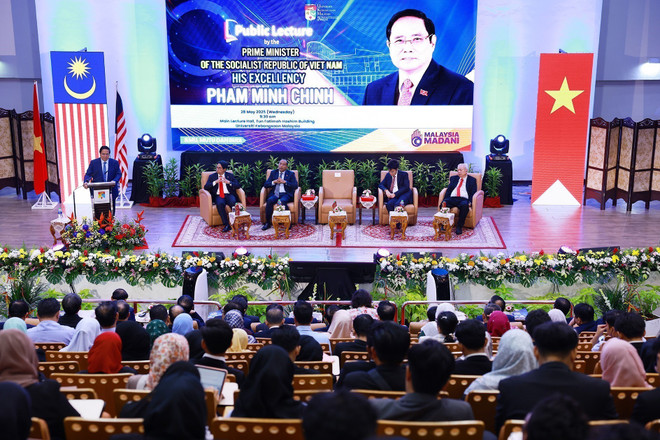 El primer ministro vietnamita, Pham Minh Chinh, habla en el evento. (Fuente: VNA) vna-potal-thu-tuong-pham-minh-chinh-tham-truong-dai-hoc-quoc-gia-malaysia-8059455.jpg