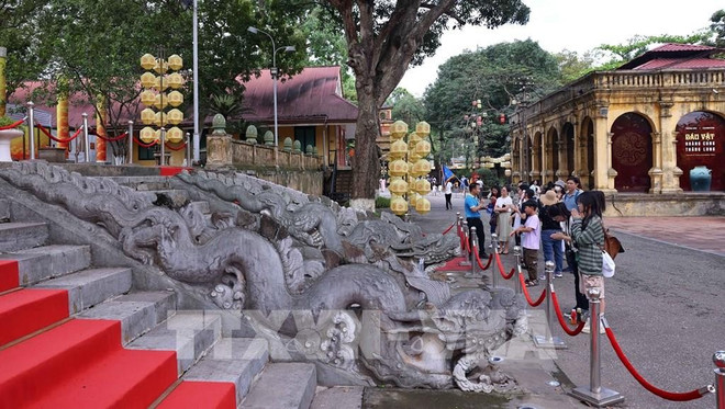 Turistas visitan el Palacio Kinh Thien en el sitio del Patrimonio Mundial de la Ciudadela Imperial de Thang Long. (Foto: VNA) 180939-hoang-thanh-thang-long-diem-den-di-san-hap-dan-trong-ky-nghi-le-30-4-1-5.jpg