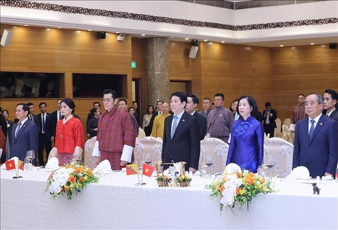 El presidente vietnamita, Luong Cuong, y su esposa ofrecieron un solemne banquete en honor del Rey Jigme Khesar Namgyel Wangchuck de Bután y su Reina. (Fuente: VNA) tiec-2.jpg