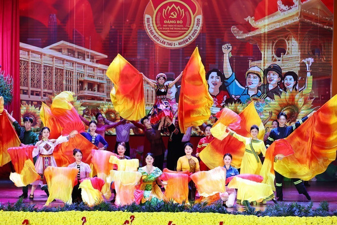 Una de las actuaciones artísticas en el evento. (Fuente: VNA) vna-potal-tien-toi-dai-hoi-xiv-cua-dang-phien-trong-the-dai-hoi-dai-bieu-dang-bo-mttq-cac-doan-the-trung-uong-lan-thu-nhat-nhiem-ky-2025-2030-8290768.jpg