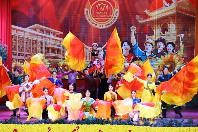 vna-potal-tien-toi-dai-hoi-xiv-cua-dang-phien-trong-the-dai-hoi-dai-bieu-dang-bo-mttq-cac-doan-the-trung-uong-lan-thu-nhat-nhiem-ky-2025-2030-8290768.jpg