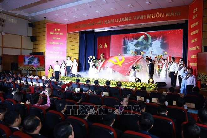 Una de las actuaciones artísticas en el evento. (Fuente: VNA) hinh-anh-5.jpg