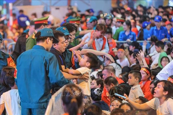 Fuerzas ayudan a trasladar a los niños a una zona abierta. (Fuente: VNA) ho-tro-nguoi-dan.jpg