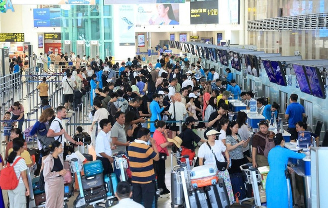 Las aerolíneas vietnamitas registraron un crecimiento notable de las actividades de transporte de pasajeros y carga durante las vacaciones del 30 de abril al 4 de mayo de 2025. (Foto: Vietnamplus) khach-bay-0405.jpg