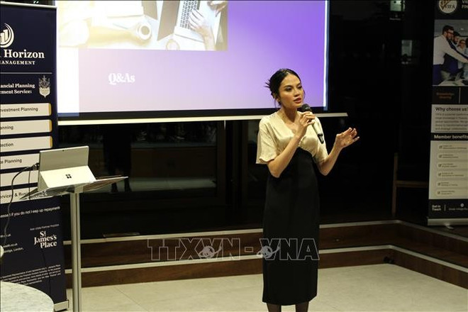 Christine Le, presidenta de VIFA, habla en el evento. (Fuente: VNA) vna-potal-tang-cuong-kien-thuc-tai-chinh-cho-cong-dong-nguoi-viet-va-thuc-day-hop-tac-viet-anh-stand.jpg