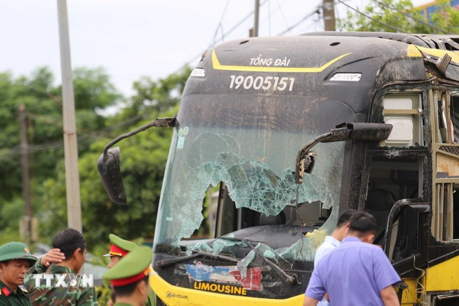 El autobús de pasajeros sufrió graves daños tras el grave accidente. (Foto:VNA) tai-nan-xe-khach.jpg