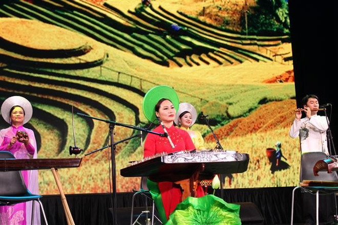 Una de las actuaciones artísticas en el evento. (Fuente: VNA) vna-potal-ngay-van-hoa-viet-nam-tai-cong-hoa-tatarstan-lien-bang-nga-8177893.jpg