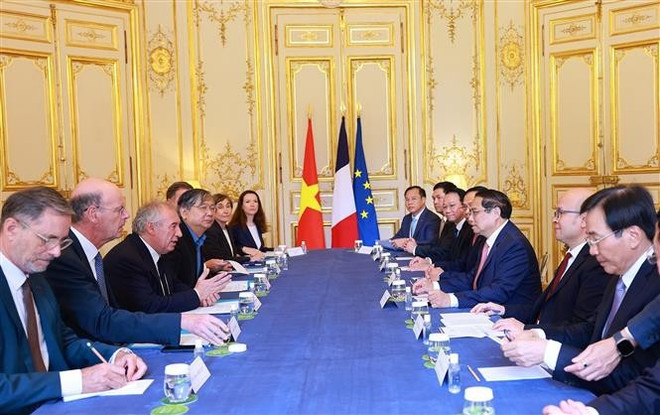 Panorama de la reunión. (Fuente: VNA) vna-potal-thu-tuong-pham-minh-chinh-hoi-dam-voi-thu-tuong-phap-francois-bayrou-8084133.jpg