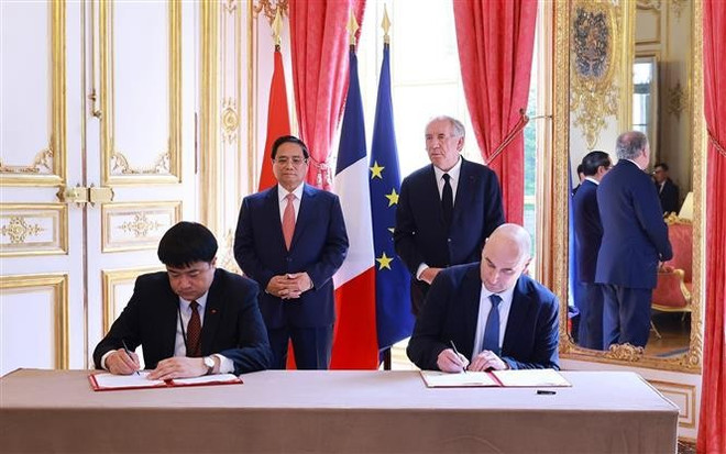 El primer ministro vietnamita, Pham Minh Chinh, y su homólogo francés, François Bayrou presenciaron la firma de un memorando de entendimiento entre la Academia de Ciencias y Tecnología de Vietnam y la Comisión Francesa de Energía Atómica. (Fuente: VNA) vna-potal-thu-tuong-pham-minh-chinh-hoi-dam-voi-thu-tuong-phap-francois-bayrou-8084265.jpg