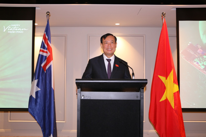 El coronel general Le Tan Toi, jefe de la Comisión de Defensa, Seguridad y Relaciones Exteriores de la Asamblea Nacional de Vietnam, habla en el evento. (Fuente: VNA) vna-potal-80-nam-quoc-khanh-ton-vinh-long-dung-cam-cua-qua-khu-nhung-thanh-tuu-cua-hien-tai-va-nhung-hua-hen-cho-tuong-lai-8241588.jpg