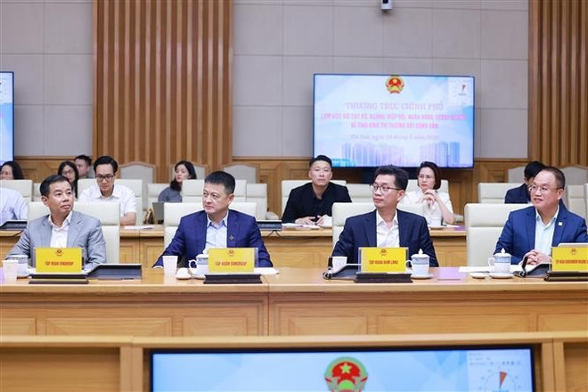 Participantes en el evento. (Fuente: VNA) vna-potal-thuong-truc-chinh-phu-lam-viec-ve-tinh-hinh-thi-truong-bat-dong-san-8051657.jpg
