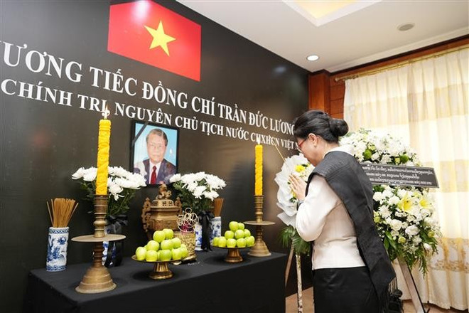 Phongsamuth Anlavan, viceministra de Asuntos Exteriores de Laos, ofreció incienso para rendir homenaje al ex presidente Tran Duc Luong. (Fuente: VNA) vna-potal-dai-su-quan-viet-nam-tai-lao-to-chuc-le-vieng-nguyen-chu-tich-nuoc-tran-duc-luong-8051451.jpg