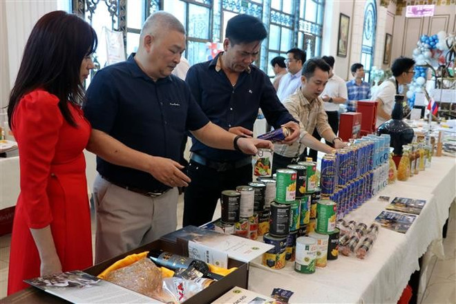 Delegados visitaron stands que exhiben productos y mercancías importadas de Rusia y productos OCOP de Hai Duong. (Fuente: VNA) vna-potal-hai-duong-tang-cuong-hop-tac-giua-viet-nam-va-lien-bang-nga-8051697.jpg