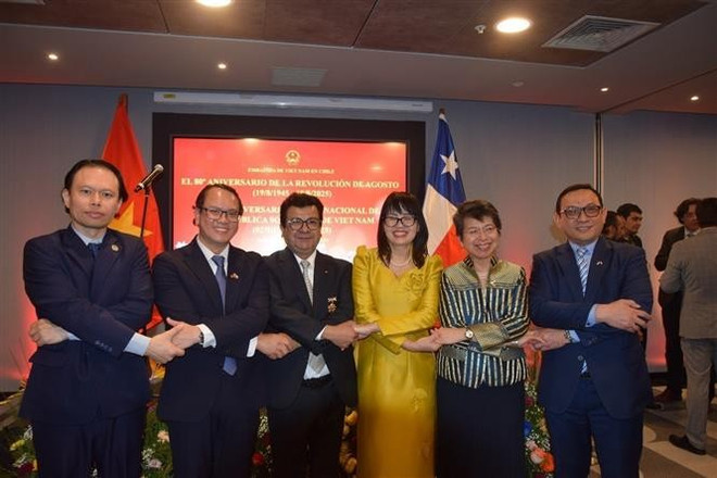 Embajadores de los países de la ASEAN en Chile y representantes del Ministerio de Relaciones Exteriores de Chile en el evento. (Foto: Embajada de Vietnam en Chile) vna-potal-dai-su-quan-viet-nam-tai-chile-ky-niem-80-nam-quoc-khanh-8268261.jpg