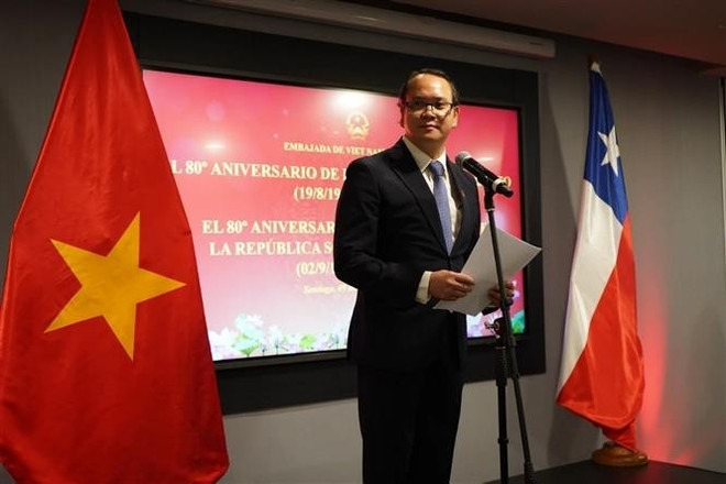 El embajador de Vietnam en Chile, Nguyen Viet Cuong, habla en el evento. (Foto: Embajada de Vietnam en Chile) vna-potal-dai-su-quan-viet-nam-tai-chile-ky-niem-80-nam-quoc-khanh-8268263.jpg