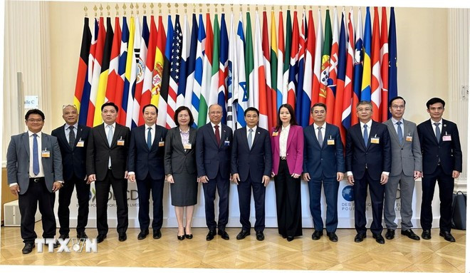 La delegación vietnamita, encabezada por el ministro de Finanzas, Nguyen Van Thang, asistió a la reunión del Consejo Ministerial de la OCDE en 2025. (Foto: VNA) bo-truong-nguyen-van-thang-oecd-3.jpg