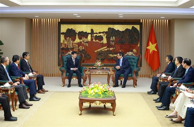 Panorama de la reunión. (Fuente: VNA) vna-potal-thu-tuong-tiep-thong-doc-tinh-gunma-nhat-ban-8351770.jpg
