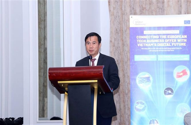 Bui The Duy, viceministro de Ciencia y Tecnología de Vietnam, habla en el evento. (Fuente: VNA) vna-potal-thuc-day-co-hoi-hop-tac-giua-viet-nam-va-eu-trong-linh-vuc-dau-tu-so-8351858.jpg