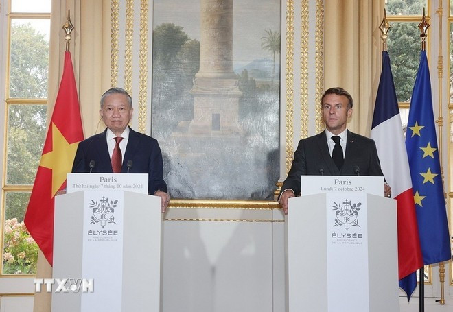 El secretario general del Partido Comunista y presidente de Vietnam, To Lam, y el presidente francés, Emmanuel Macron, en una conferencia de prensa conjunta después de que Vietnam y Francia elevaron sus relaciones a la asociación estratégica integral (7 de octubre de 2024). (Foto: VNA) to-lam-macron.jpg